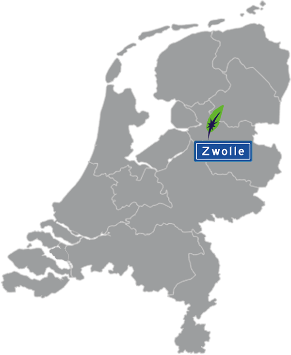 Grijze kaart van Nederland met Zwolle aangegeven met blauw plaatsnaambord met witte letters en Dagnall veer voor cursus Nederlands - blauw plaatsnaambord met witte letters en Dagnall veer - transparante achtergrond - 600 * 733 pixels